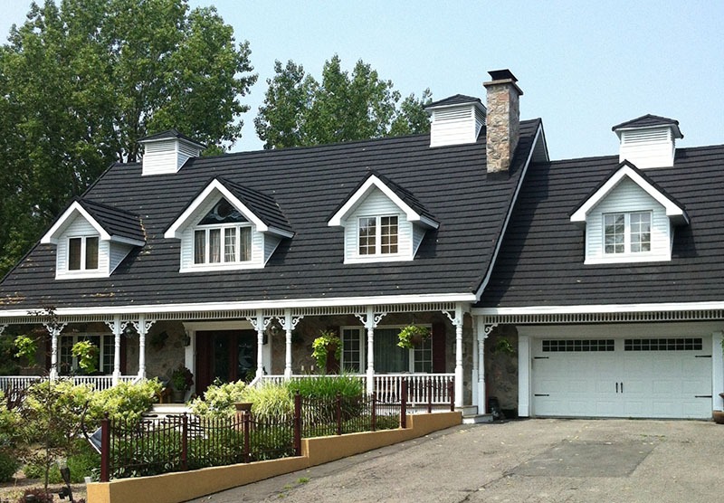 Grande Maison avec barreaux d'asphalte noir