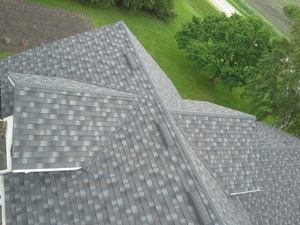 Image d'un toit en asphalte gris pris en hauteur