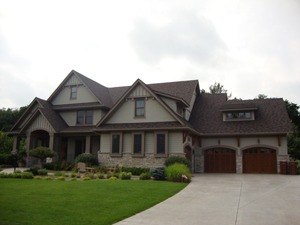 Une maison avec jardin et garage