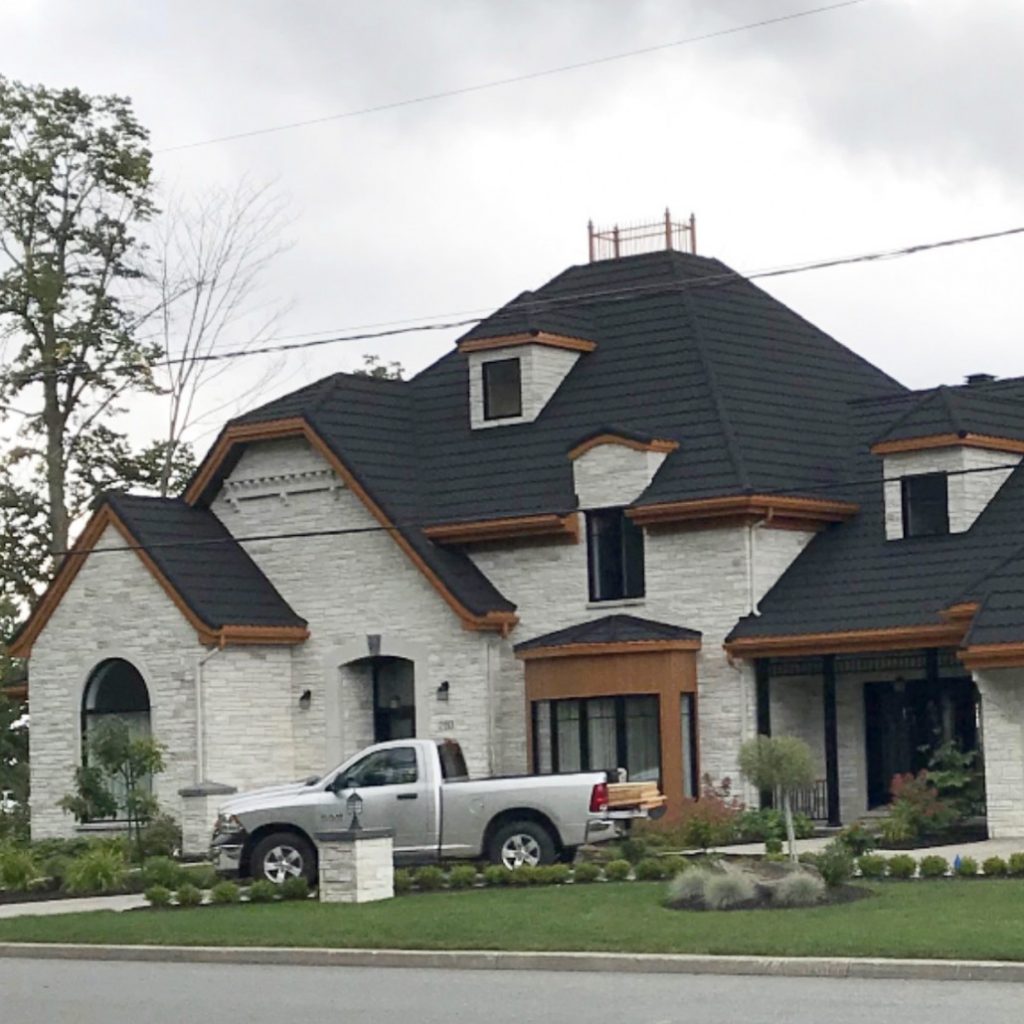 Toiture Future - Une maison avec un toit en decra Noir